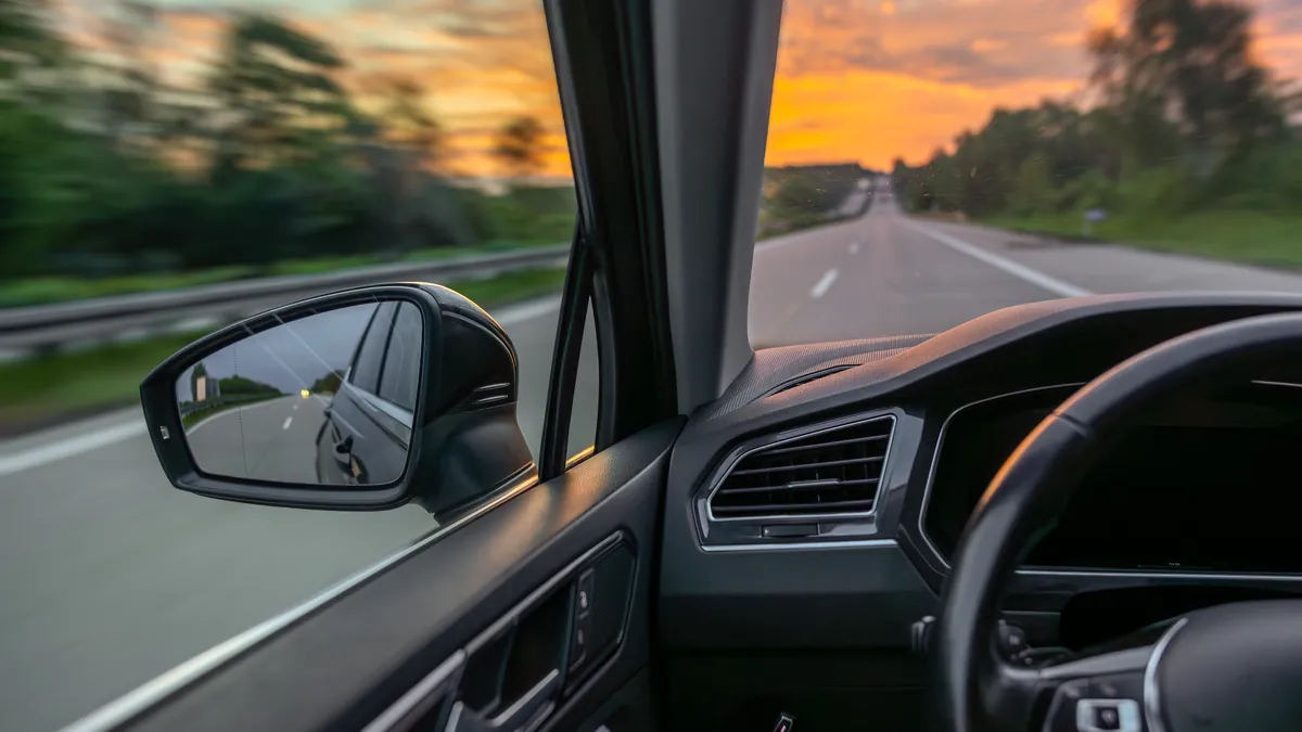 Hur man hittar dolda kameror i Rideshare Cars, Ubers, Lyfts & Taxis: The Passenger's Safety Guide