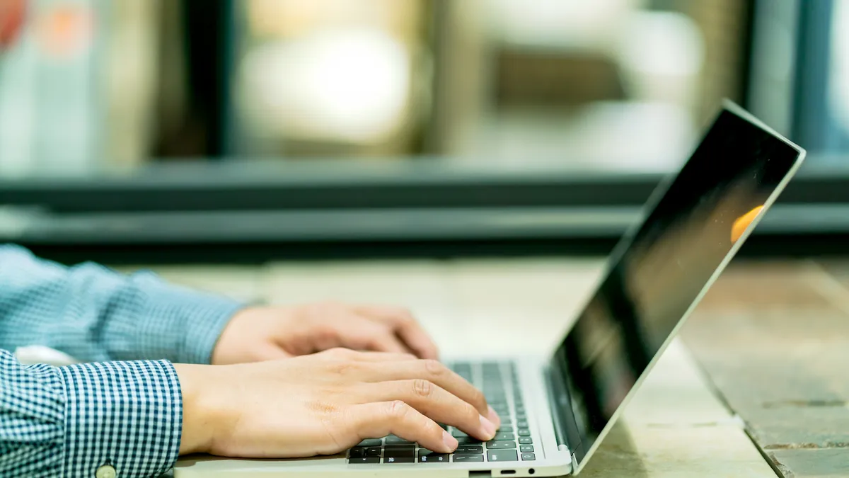 Hur man massraderar e-postmeddelanden från en avsändare i Gmail och Apple Mail