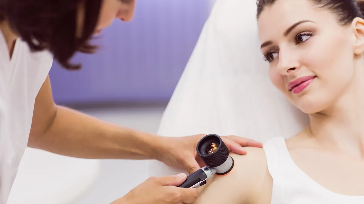 Dermatologens ABCDE-regel: Hur man upptäcker farliga hudförändringar tidigt (guide 2026)